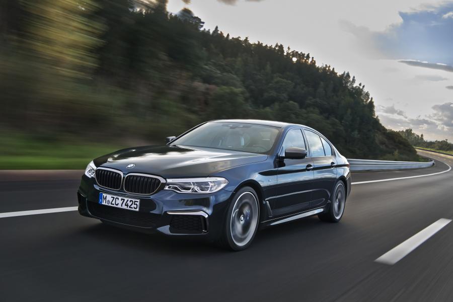  BMW M550i xDrive Sedan 2017 года  (WW) (фото 26 из 48)